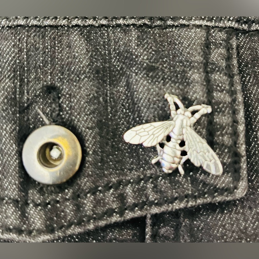 New Bee Pin Vintage Style Color: Silver - Picture 2 of 4